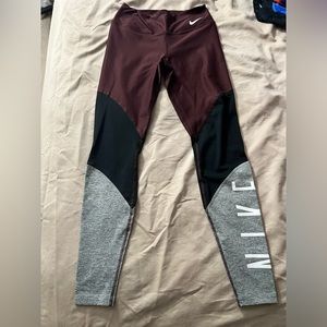 Women’s Nike leggings size small. EUC